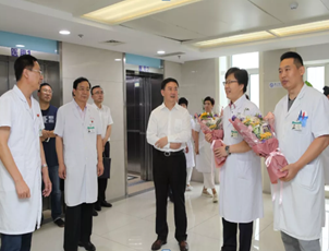 大连市卫生健康委党组书记、主任赵作伟一行慰问看望大连市五院医务人员